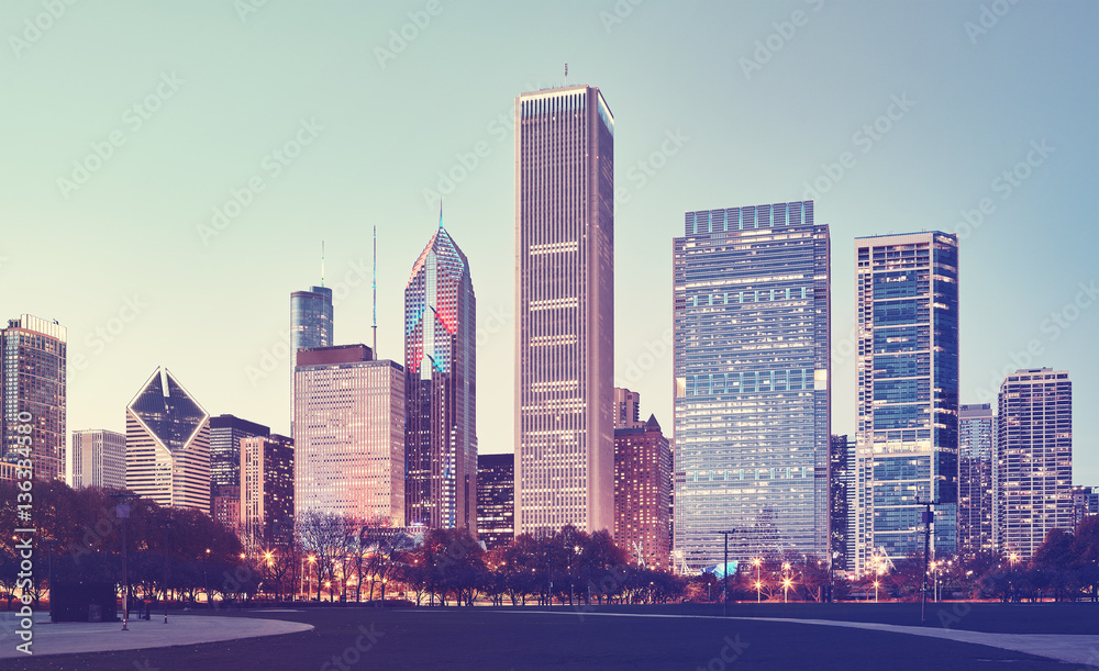 Obraz premium Retro stylized picture of Chicago downtown at twilight.