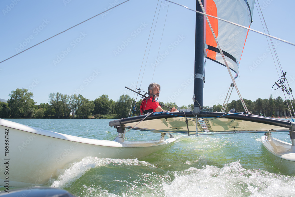Naklejka premium enjoying extreme sailing with racing sailboat