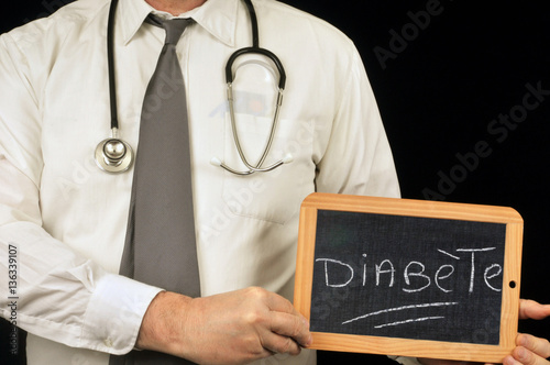 Médecin tenant une ardoise avec diabète écrit dessus 