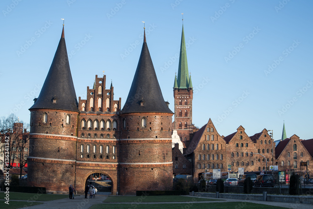 Holstentor in Lübeck Schleswig-Holstein an einem sonnigen Tag