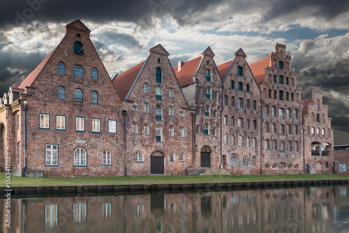 Obraz na plátně Salzsspeicher  von Lübeck bei Gewitterstimmung