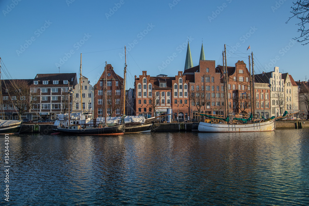 Altstadt  in Lübeck mit Hafen 