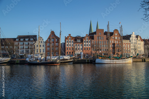 Altstadt in Lübeck mit Hafen 