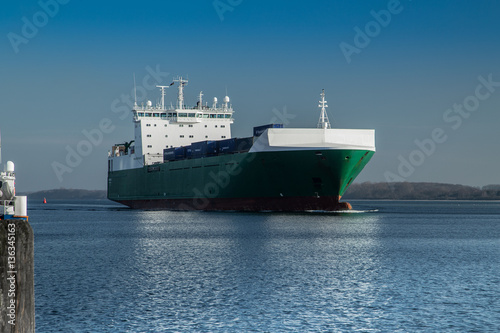 Containerschiff in Travem  nde an der Ostsee