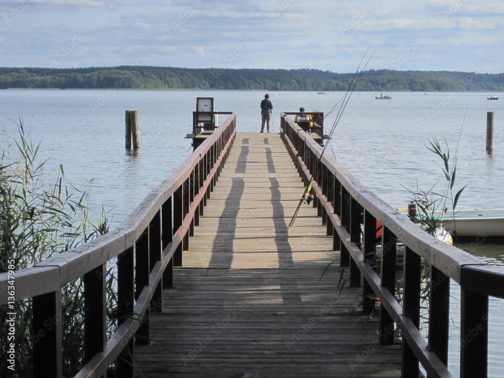Naklejka premium Bootssteg mit Anglern am Plauer see