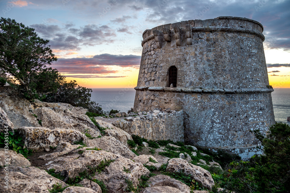 Torre des Savinar (Torre del Pirata), and the islands of Es Vedr