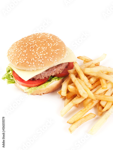 Hamburguesa con patatas fritas sobre fondo blanco liso. Vista superior. Copy space