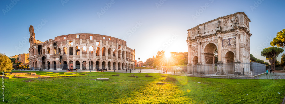 Obraz premium Panoramiczny widok Koloseum i Constantine łuk przy wschodem słońca. Rzym, Włochy