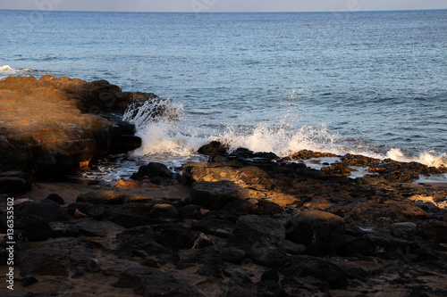 Wellen an einem Strand auf Lanzarote