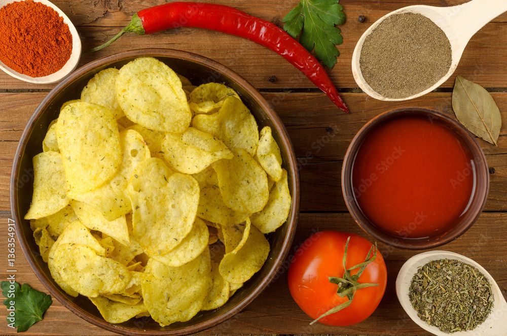 Appetizing composition: potato chips, tomato and chili peppers o Appetizing composition: potato chips, tomato and chili peppers o