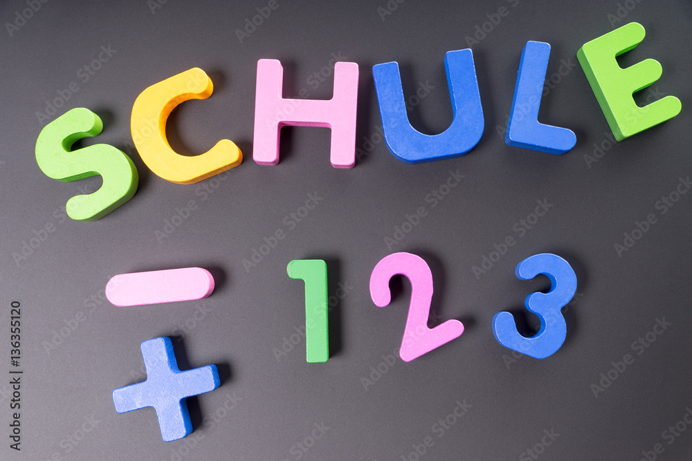 Schulanfang / bunte Holzbuchstaben mit dem Wort Schule