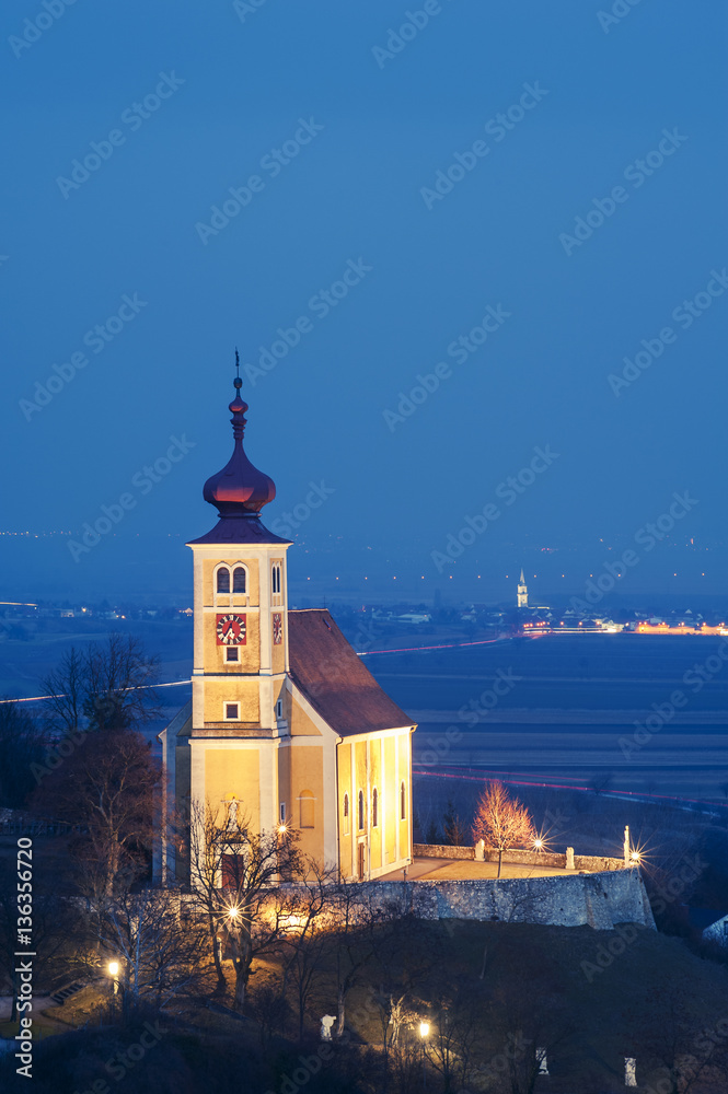 Bergkirche St. Martin in Donnerskirchen am Abend zur blauen Stun