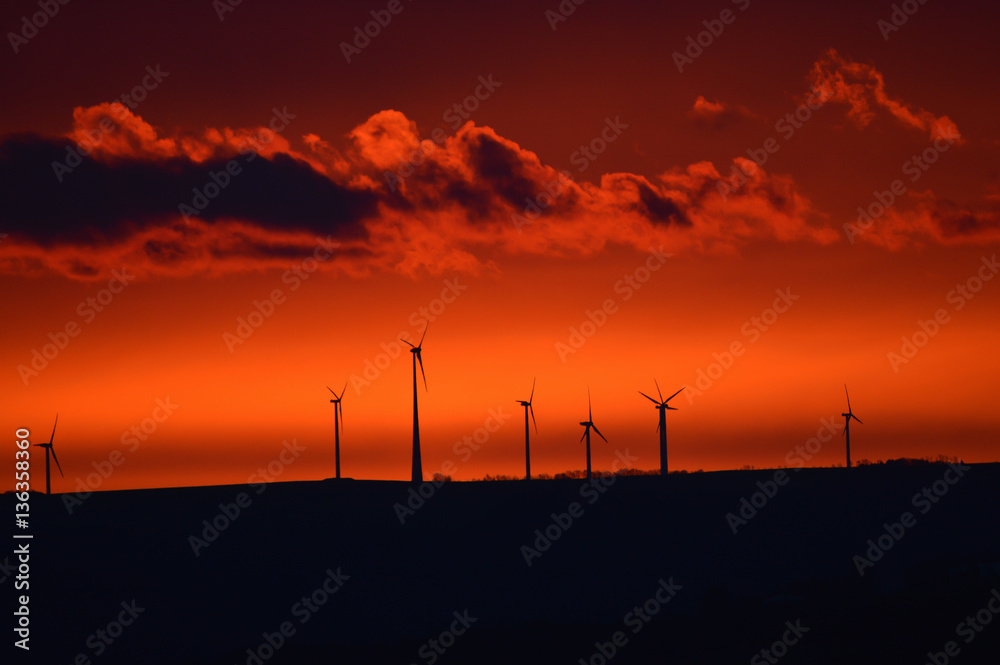 Obraz premium Windmill at early sunrise