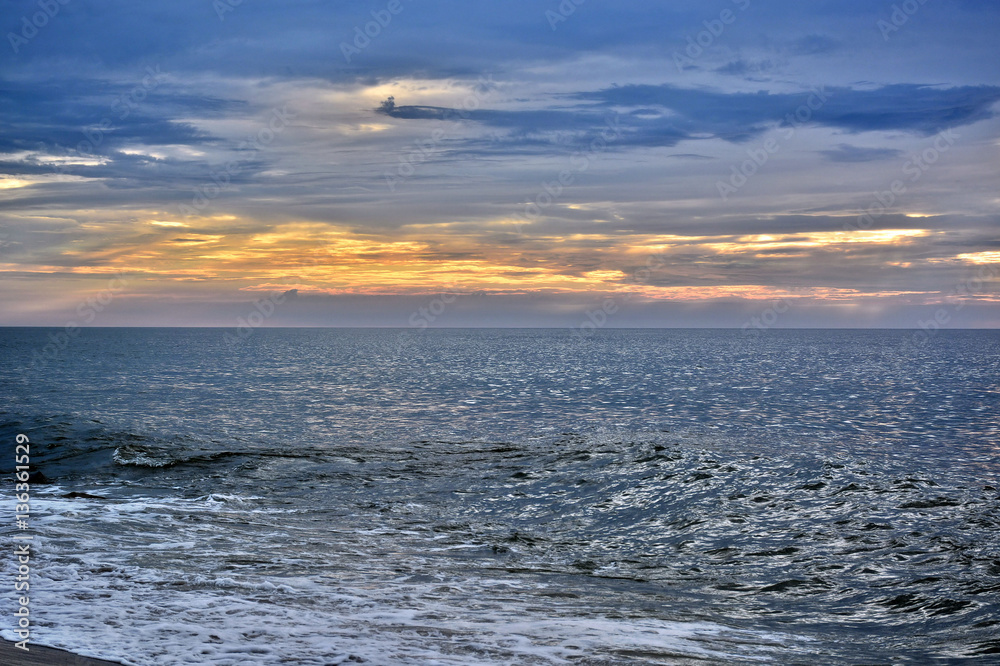 Fototapeta premium Majestic Sunrise at the Shore on a Summer Morning