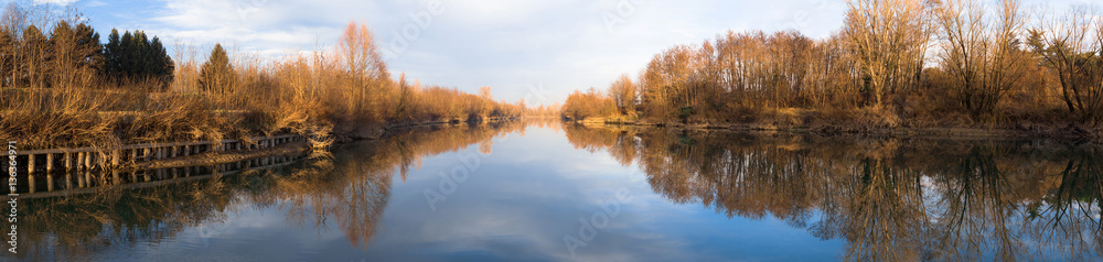 Panorama fiume azzurro con acque calme Panorama fiume azzurro con acque calme