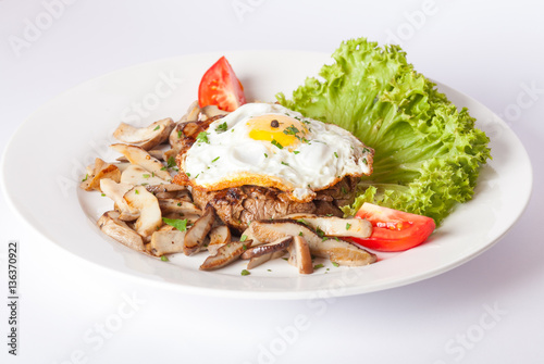scrambled eggs with mushrooms and herbs