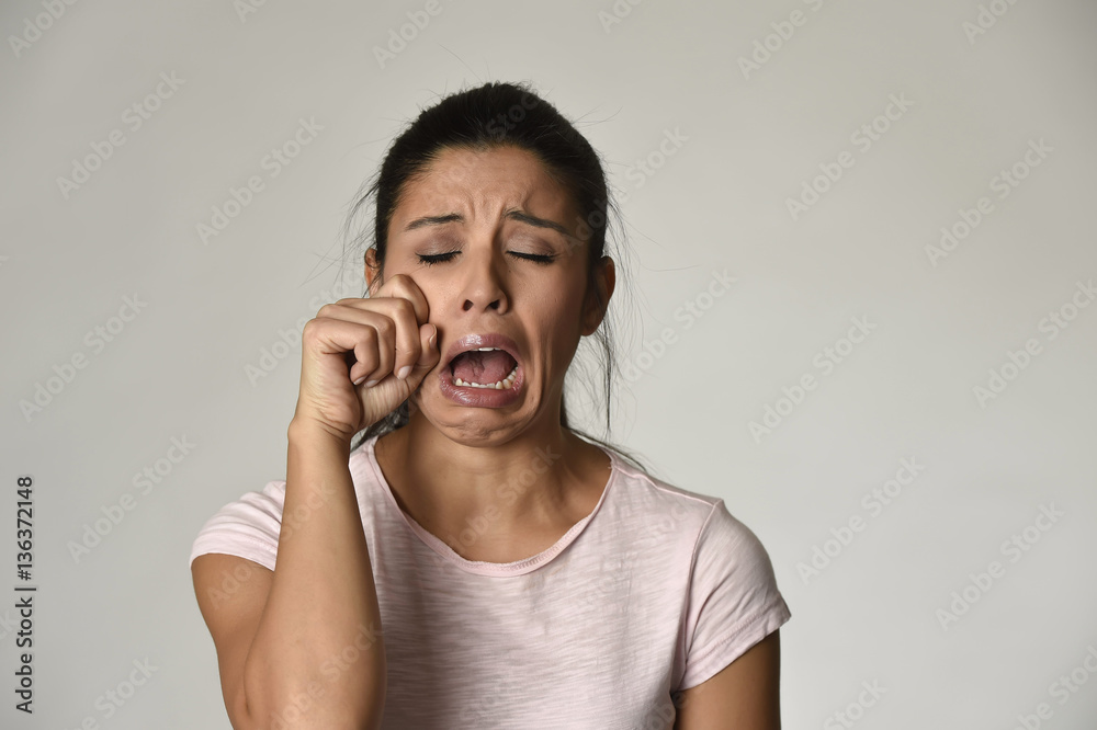 Foto Stock latina sad woman serious and concerned crying desperate
