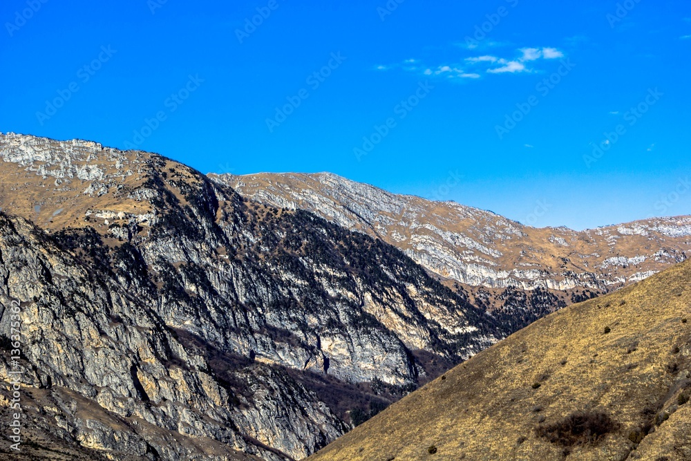 горный пейзаж, красивый вид на ущелье, природа Северного Кавказа, Осетия