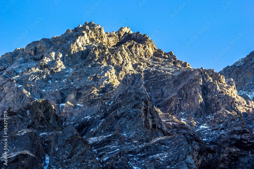 горный пейзаж, красивый вид на высокие скалы, синее небо, природа Северного Кавказа, Осетия