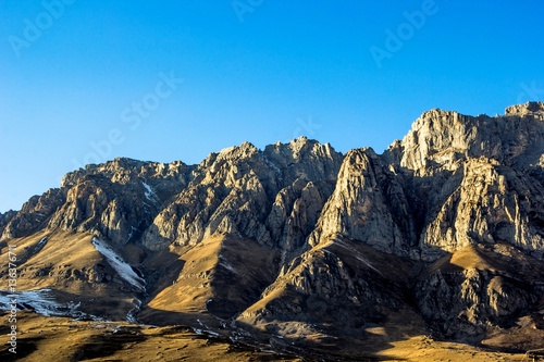 горный пейзаж, красивый вид на высокие скалы, синее небо, природа Северного Кавказа, Осетия © Ivan_Gatsenko