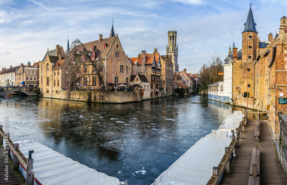 Naklejka premium Sceneria z zamarzniętym kanałem wodnym w Brugii w Belgii
