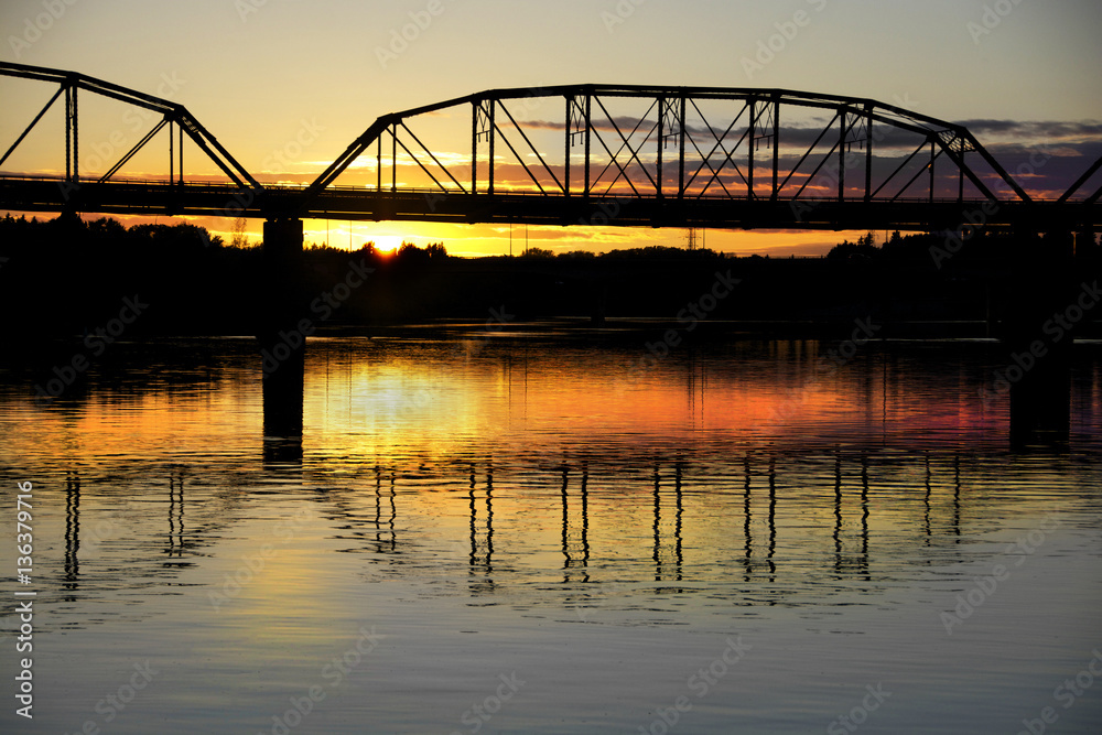 Naklejka premium Sunset on the Steel Bridge Saskatoon
