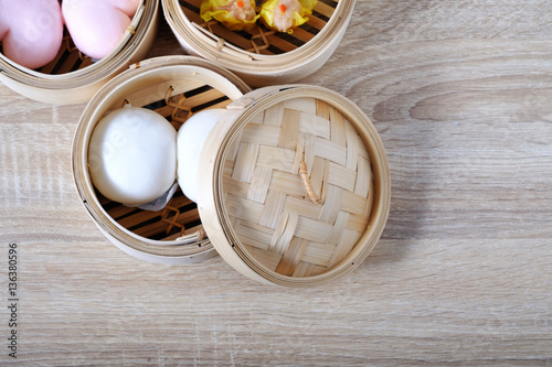 Fototapeta Naklejka Na Ścianę i Meble -  Streamed chinese buns, Dim Sum in round bamboo crate