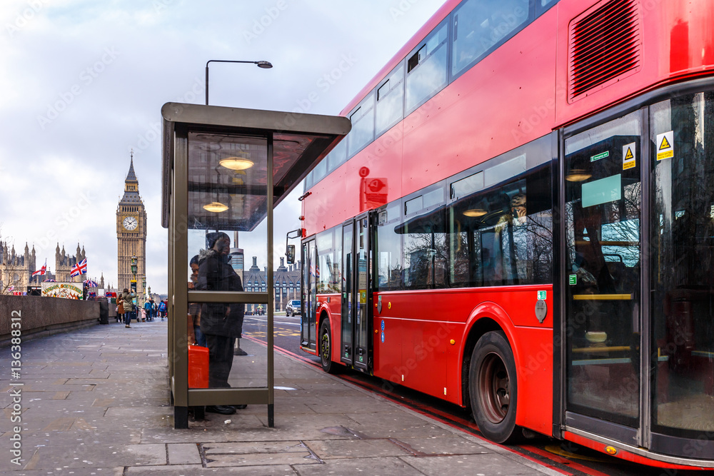 Fototapeta premium Red doubledecker on Westminster bridge