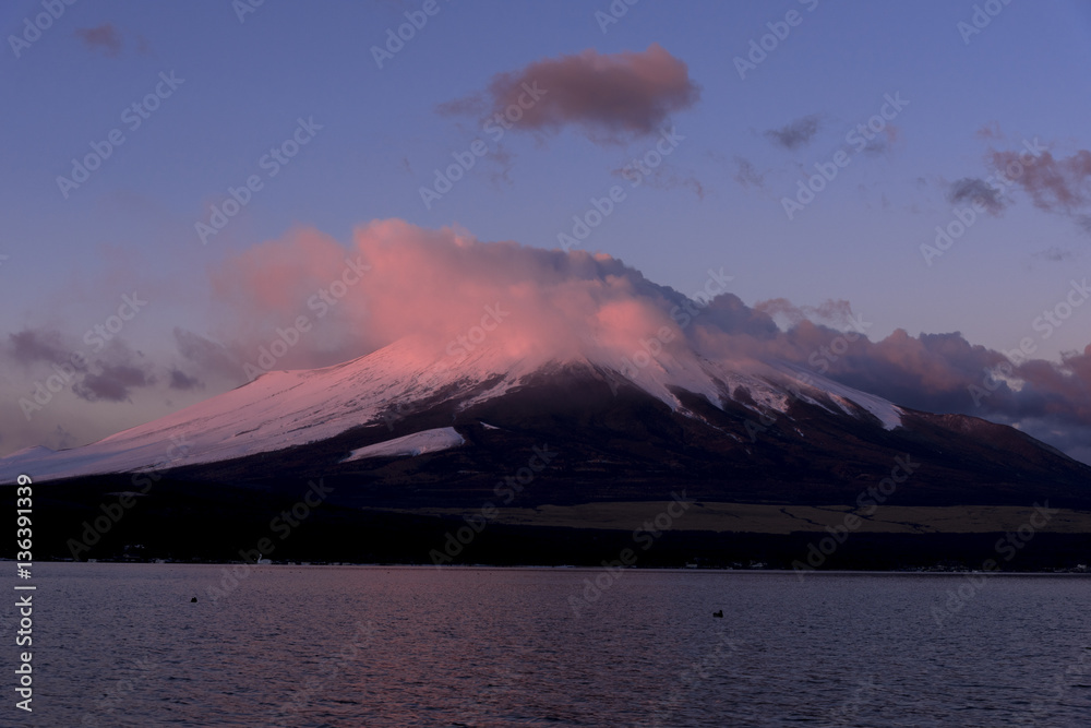 朝焼けの雲に染まる富士山