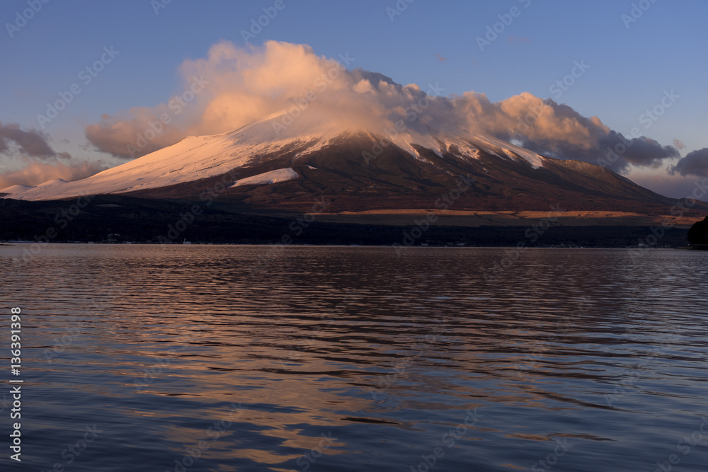 朝焼けの雲に染まる富士山 朝焼けの雲に染まる富士山