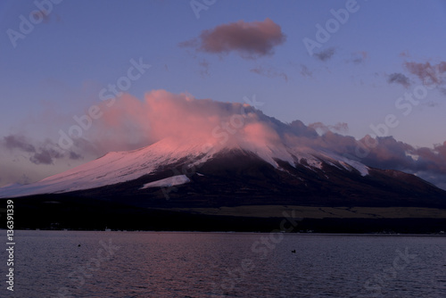 朝焼けの雲に染まる富士山