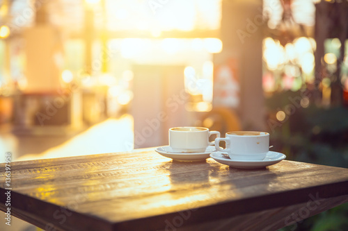 kawa rano, dwie filiżanki espresso na drewnianym stole w kawiarni lub w kawiarni.