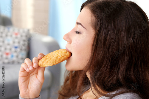 Pretty young woman eating t...