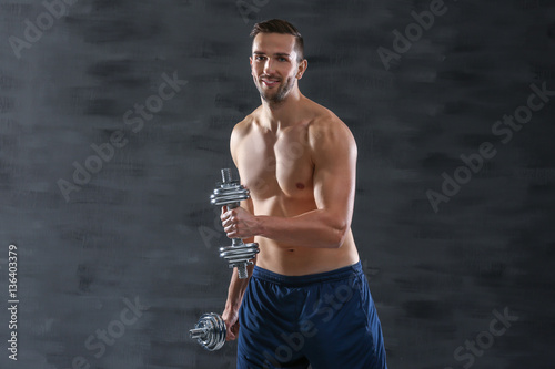 Sporty man doing exercises ...