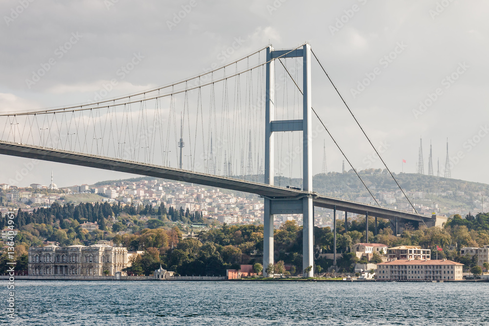 Obraz premium The Bosphorus Bridge connecting Europe and Asia, Istanbul, Turkey.