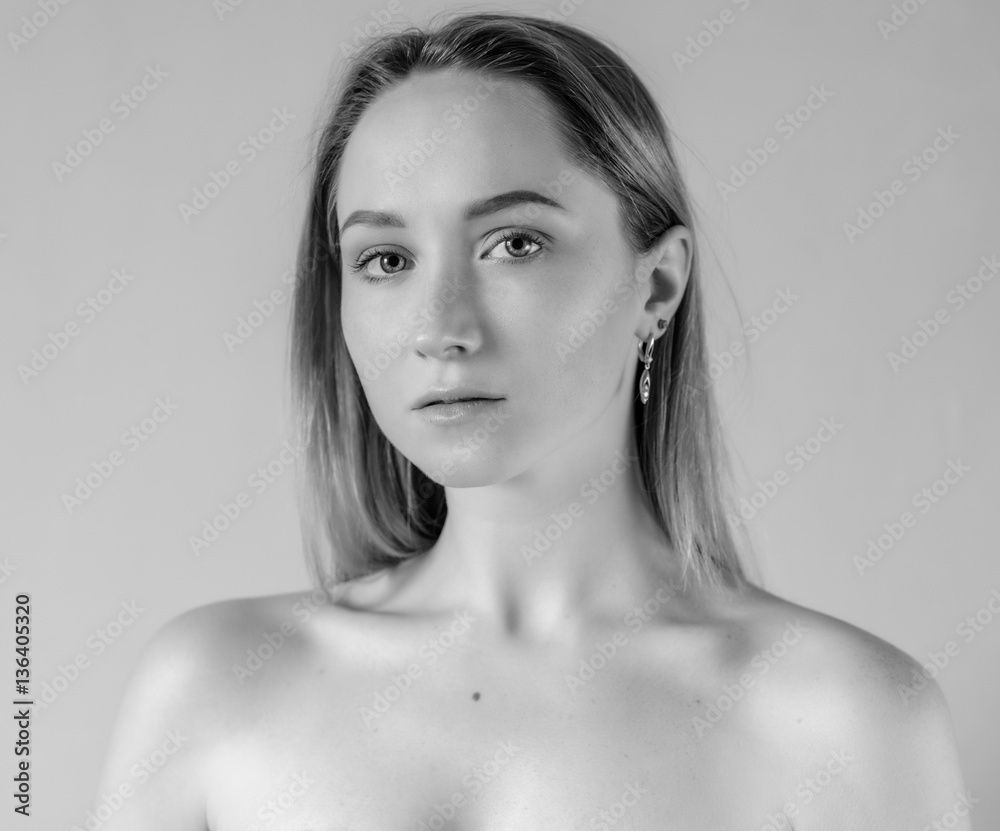 Obraz premium Black and white portrait of a beautiful young woman.