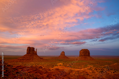 Monument Valley nach Sonnenuntergang rotglühendes Nachleuchten