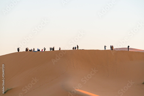 group of tourist  observer sand desert   © praphab144