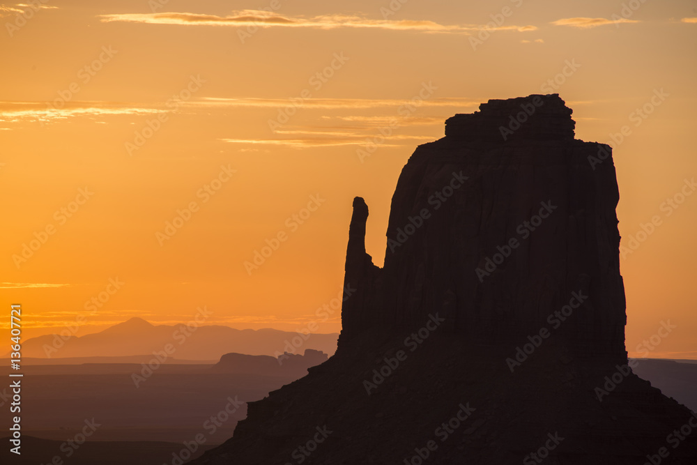 East Mitten Butte im Monument Valley als Silhouette vor Sonnenaufgang