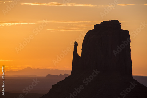 East Mitten Butte im Monument Valley als Silhouette vor Sonnenaufgang