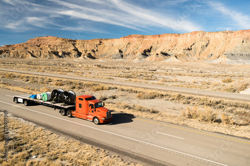 Canvas-taulu Over The Road Long Haul 18 Wheeler Big Rig Truck Flatbed
