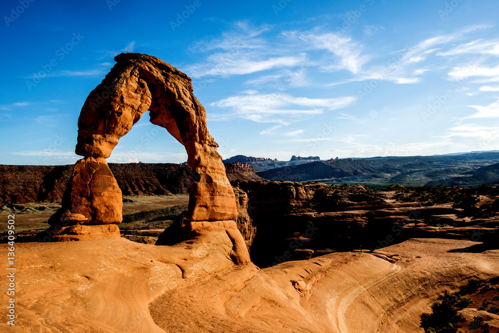 Delicate Arch bei Sonnenuntergang mit Blick in die Landschaft