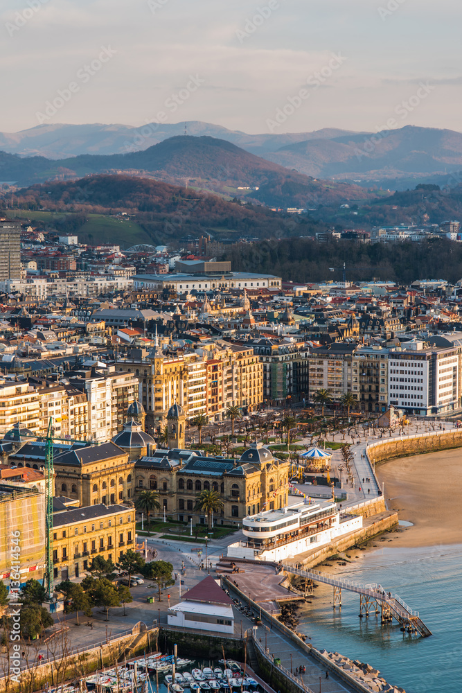 Obraz premium San Sebastian beach, city an dmountains in background