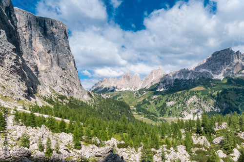Foto Typical valley in Italien Dolomites.