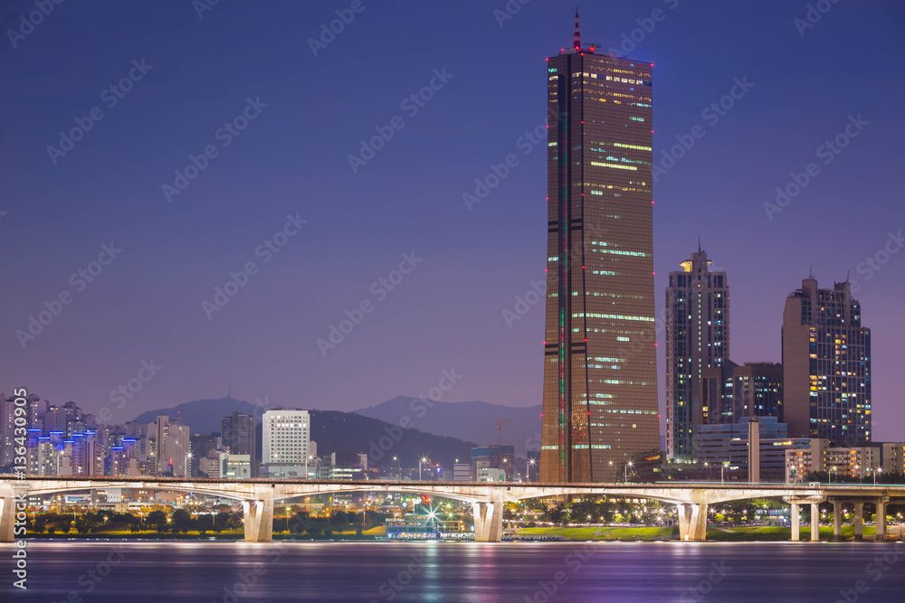 Obraz premium Miasto Seul nocą i rzeka Han, Yeouido, Korea Południowa.