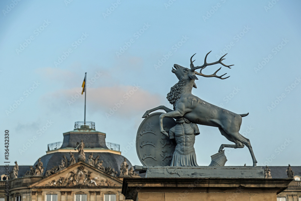 Obraz premium Hirsch vor dem Stuttgarter Schloss