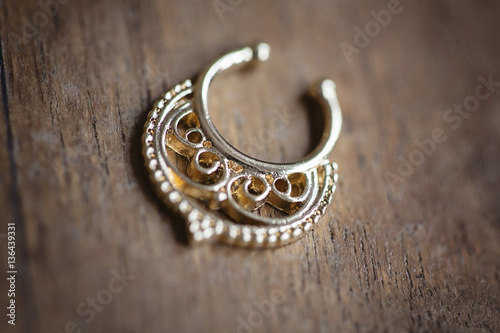 Beaufitul oriental septum fake piercing