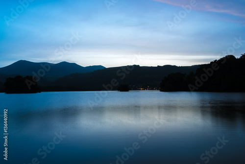 Coucher de soleil en Auvergne autour du Lac Chambon. Nuages et reflets bleus