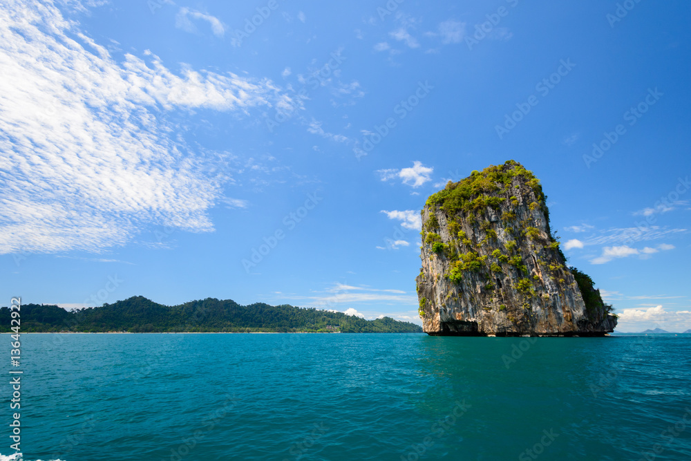 Naklejka premium Ngai island view with sky and sea