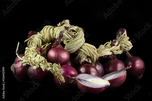 Cipolle rosse su sfondo nero